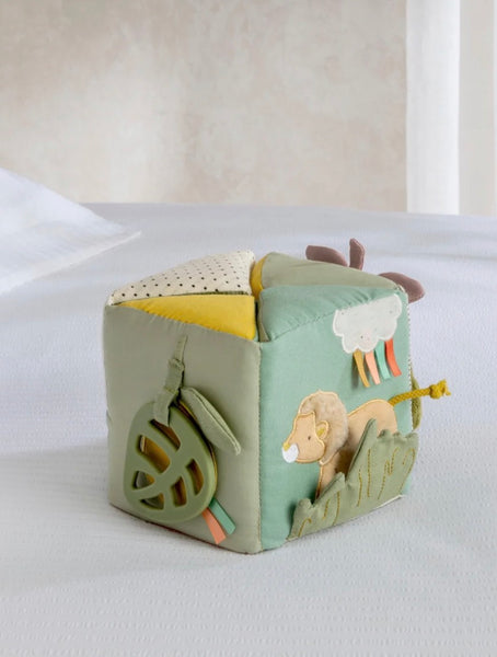 Folding Activity Cube by Muma&Pupas