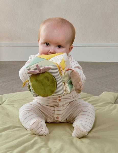 Folding Activity Cube by Muma&Pupas